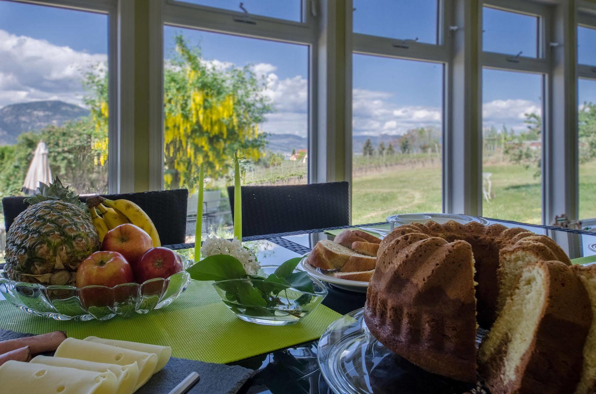 Ok Whistle Stop Bed & Breakfast Penticton Ngoại thất bức ảnh
